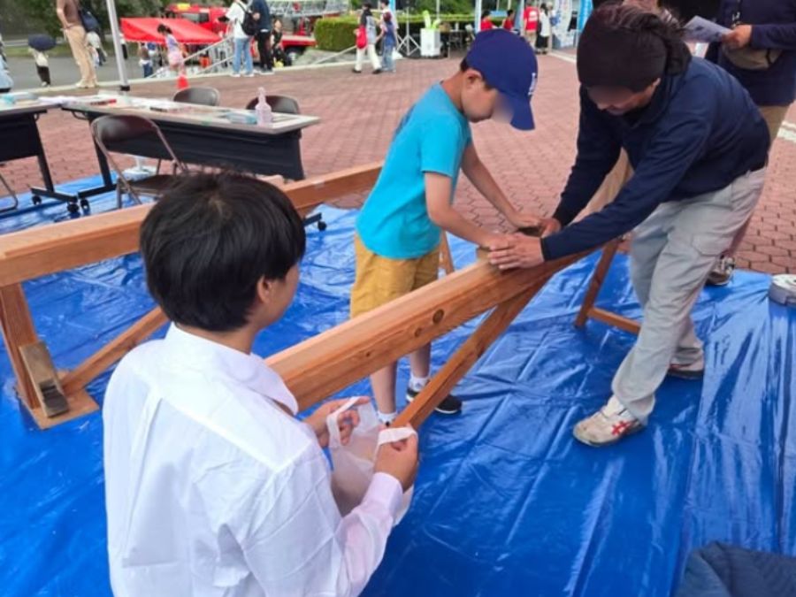 光建設の地域貢献活動 カンナ削り体験の様子