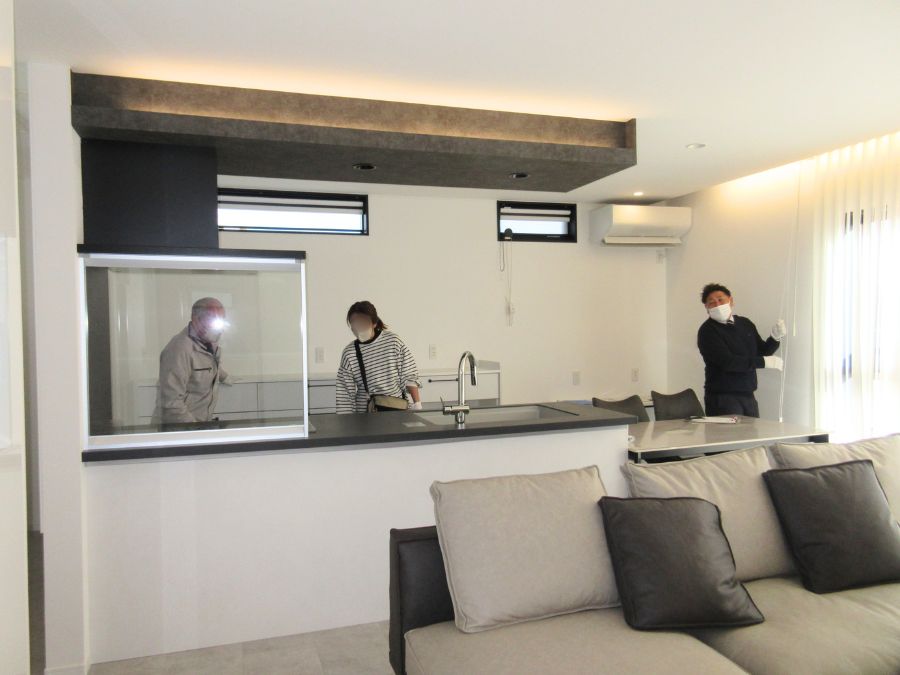 キッチンを見学する家族2