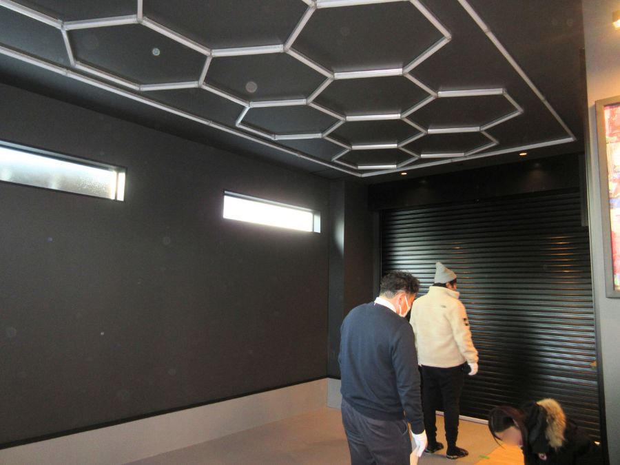 ガレージを見学する家族