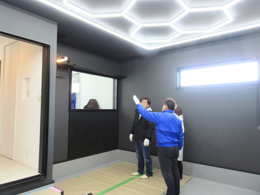 ガレージを見学する家族2