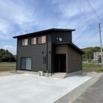 グレイッシュなインテリアでコーディネートされたモダン住宅