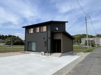 グレイッシュなインテリアでコーディネートされたモダン住宅