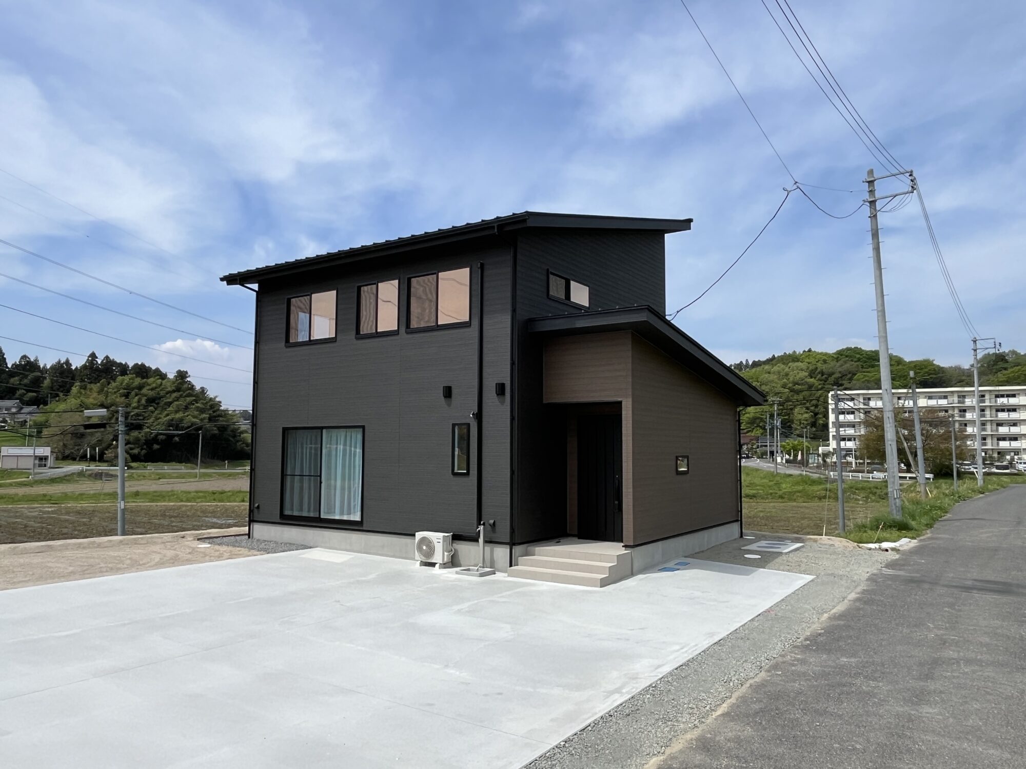 グレイッシュなインテリアでコーディネートされたモダン住宅