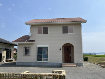 南欧風デザインと造作収納で魅せる 心豊かに住まう二階建て